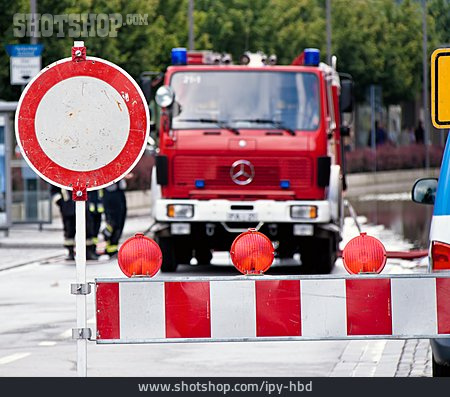 
                Verkehrsschild, Sperrbake, Feuerwehrauto                   