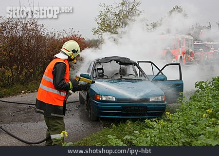 
                Feuerwehreinsatz, Fahrzeugbrand, Löscharbeiten                   