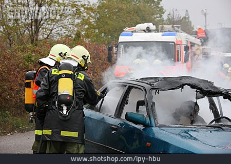 
                Feuerwehreinsatz, Fahrzeugbrand, Löscharbeiten                   