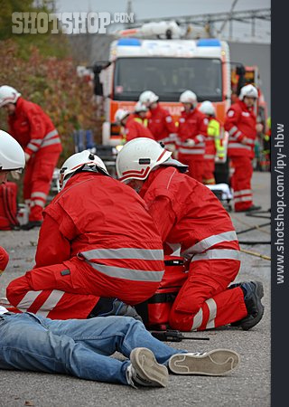 
                Feuerwehreinsatz, Unfallopfer, Rettungssanitäter                   