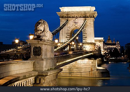 
                Beleuchtet, Budapest, Kettenbrücke                   