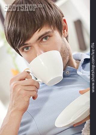 
                Junger Mann, Trinken, Kaffee                   
