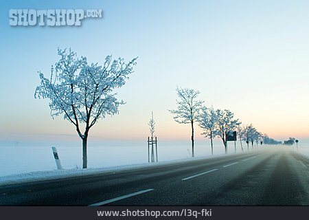 
                Winterlandschaft, Straße, Glätte                   