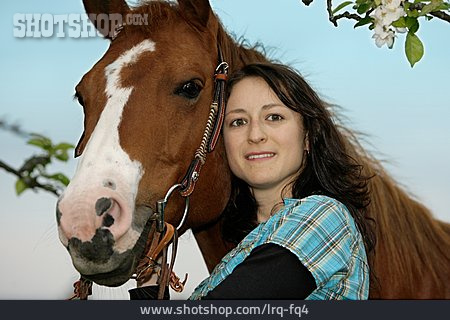 
                Junge Frau, Pferd                   