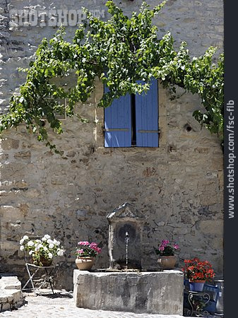 
                Fassade, Brunnen, Vaison-la-romaine                   