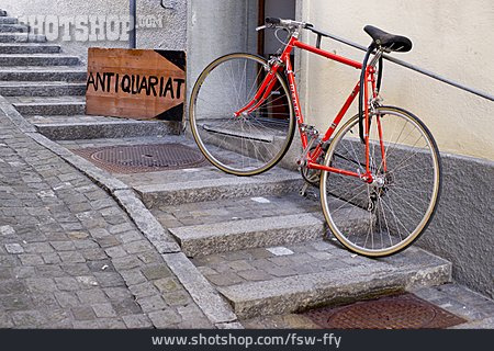 
                Fahrrad, Steintreppe, Antiquariat                   