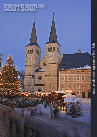 
                Kirche, Weihnachtsmarkt, Marktplatz                   
