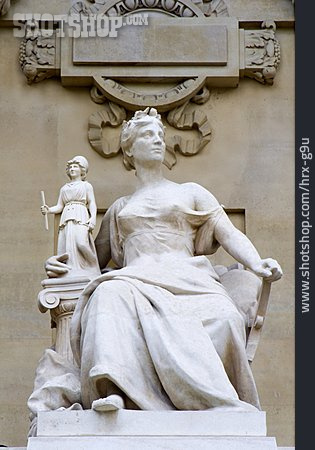 
                Statue, Grand Palais                   