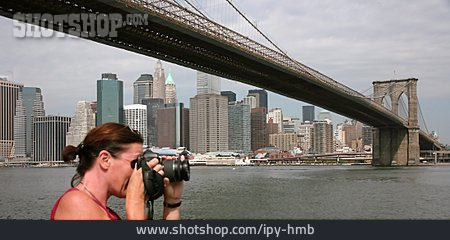 
                Fotografin, Brooklyn Bridge, Touristin                   
