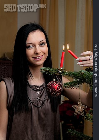 
                Junge Frau, Kerze, Anzünden, Weihnachtsbaum                   