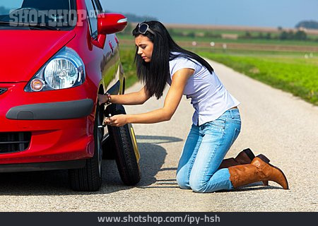 
                Autopanne, Reifenwechsel, Reifenpanne, Autofahrerin                   