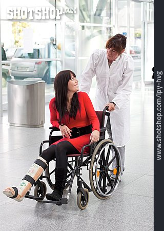 
                Krankenschwester, Rollstuhlfahrerin, Beinbruch                   