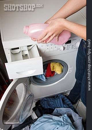 
                Waschen, Hausfrau, Waschmaschine, Waschmittel                   