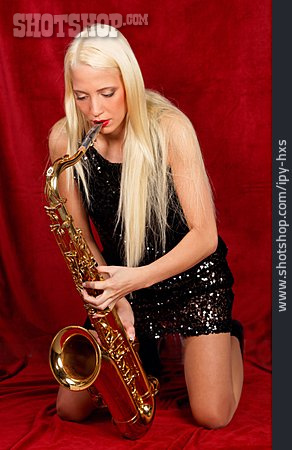 
                Junge Frau, Saxophon, Saxophonistin                   