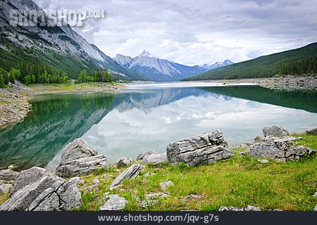 
                Jasper-nationalpark, Medicine Lake, Maligne Valley                   