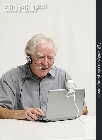 
                Senior, Kopfhörer, Chatten, Webcam                   