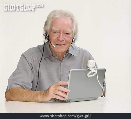 
                Senior, Kopfhörer, Chatten, Webcam                   