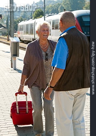 
                Bahnsteig, Begrüßen, Seniorenpaar                   