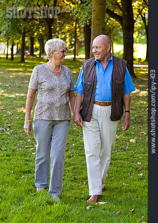 
                Spaziergang, Hand In Hand, Seniorenpaar                   