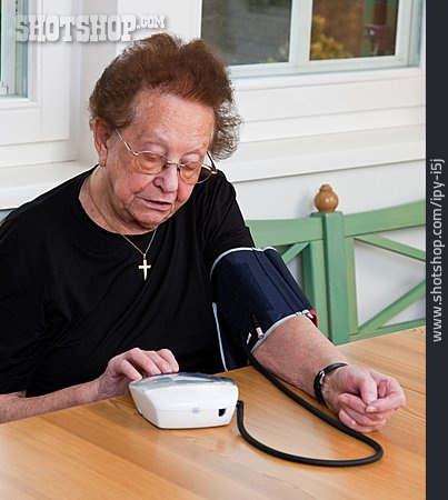 
                Seniorin, Kontrollieren, Blutdruckmessung                   