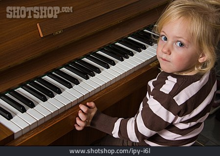 
                Mädchen, Musizieren, Klavierspielen                   