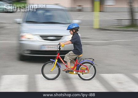 
                Junge, Fahrradfahren, Straßenverkehr                   