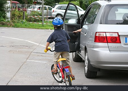 
                Junge, Fahrradfahren, Unfallgefahr                   