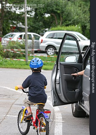 
                Junge, Fahrradfahren, Unfallgefahr                   
