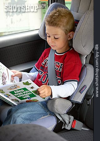 
                Junge, Lesen, Autofahren                   