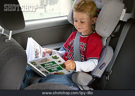 
                Junge, Lesen, Autofahren                   