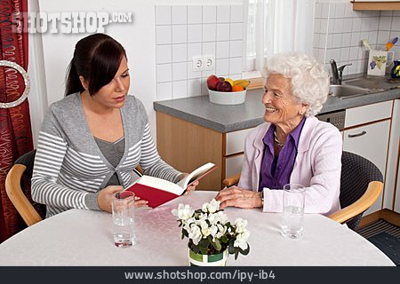 
                Großmutter, Vorlesen, Enkelin                   