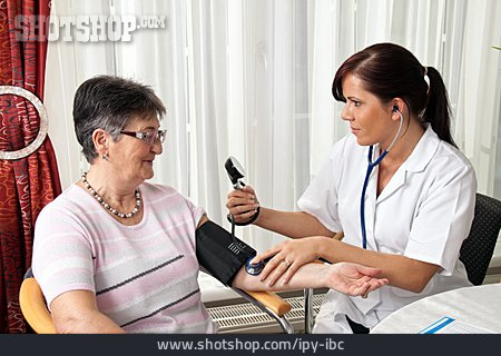 
                Seniorin, Blutdruck, Krankenschwester                   