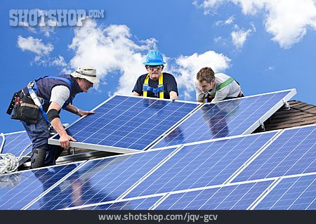
                Solarzellen, Handwerker, Montage                   