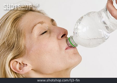
                Junge Frau, Erfrischung, Trinken, Wasserflasche                   