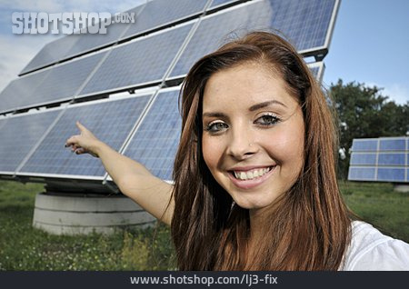 
                Mädchen, Zeigen, Solaranlage, Photovoltaikanlage                   