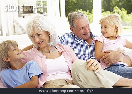 
                Enkel, Zusammenhalt, Häusliches Leben, Großeltern                   