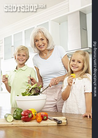 
                Großmutter, Salat, Familie, Zubereiten                   