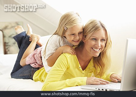 
                Mutter, Laptop, Internet, Tochter                   