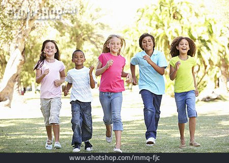 
                Kindergruppe, Freundschaft, Laufen                   