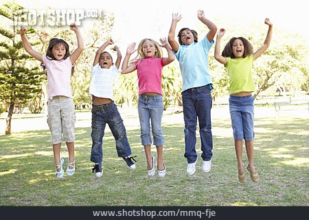 
                Kindergruppe, Springen, Lebensfreude                   