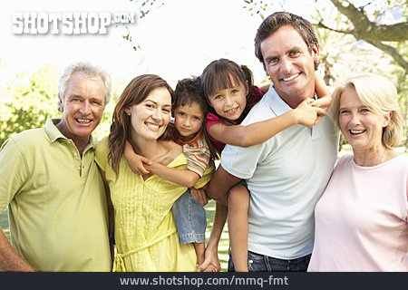 
                Familie, Familienausflug, Familienporträt                   