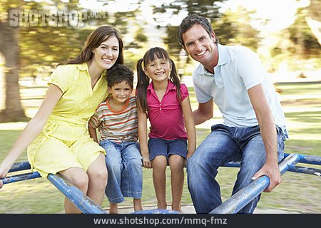 
                Familie, Spielplatz, Familienporträt                   