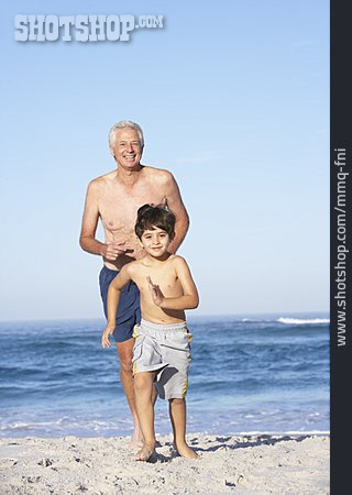 
                Enkel, Großvater, Strandurlaub                   