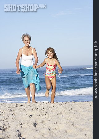 
                Großmutter, Rennen, Strandurlaub, Enkelin                   