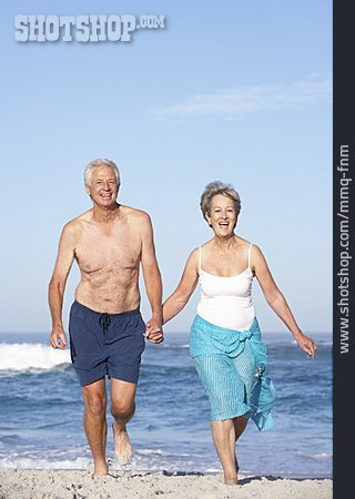 
                Strandspaziergang, Ehepaar, Strandurlaub, Seniorenpaar                   