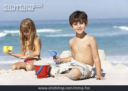 
                Junge, Mädchen, Strandurlaub, Sandspielzeug                   