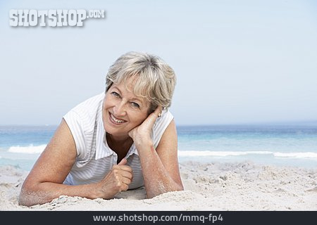 
                Seniorin, Strandurlaub                   
