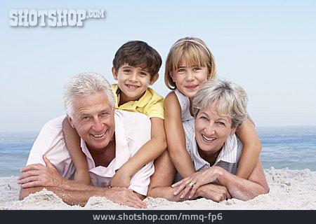 
                Enkel, Großeltern, Strandurlaub                   