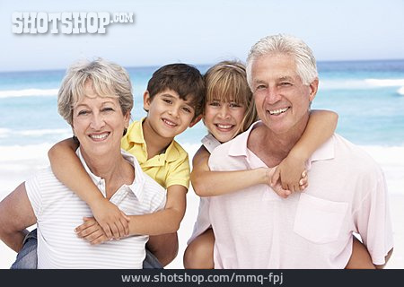 
                Enkel, Großeltern, Strandurlaub                   