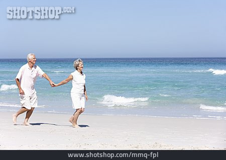 
                Strandspaziergang, Ehepaar, Strandurlaub, Seniorenpaar                   